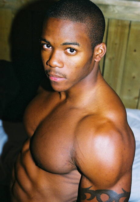 Czarny kulturysta Houston A rozbiera się i pokazuje gorący tyłek na zewnątrz