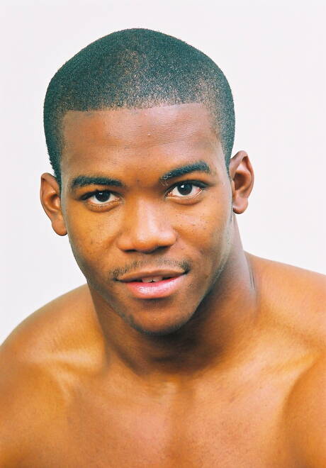 Czarny kulturysta Houston A rozbiera się i pokazuje gorący tyłek na zewnątrz