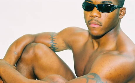 Czarny kulturysta Houston A rozbiera się i pokazuje gorący tyłek na zewnątrz