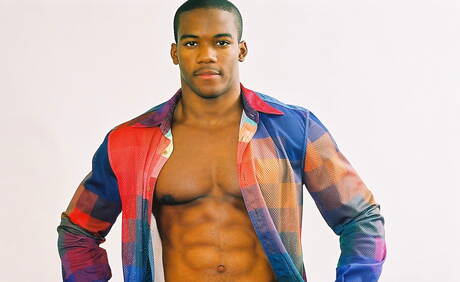 Czarny kulturysta Houston A rozbiera się i pokazuje gorący tyłek na zewnątrz