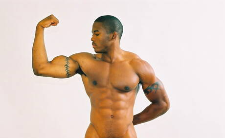 Czarny kulturysta Houston A rozbiera się i pokazuje gorący tyłek na zewnątrz