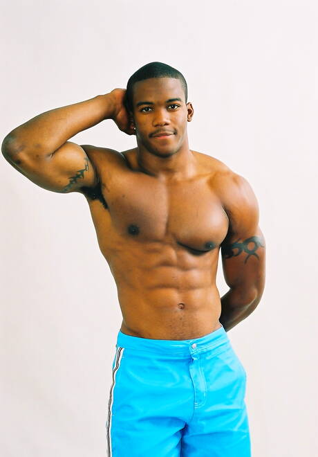 Czarny kulturysta Houston A rozbiera się i pokazuje gorący tyłek na zewnątrz