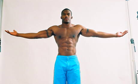 Czarny kulturysta Houston A rozbiera się i pokazuje gorący tyłek na zewnątrz