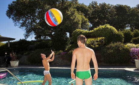 Gorący amerykańscy faceci, młody facet Joey Hard i gorący młodzieniec Jake Farren ssący i ruchający się nawzajem przy basenie