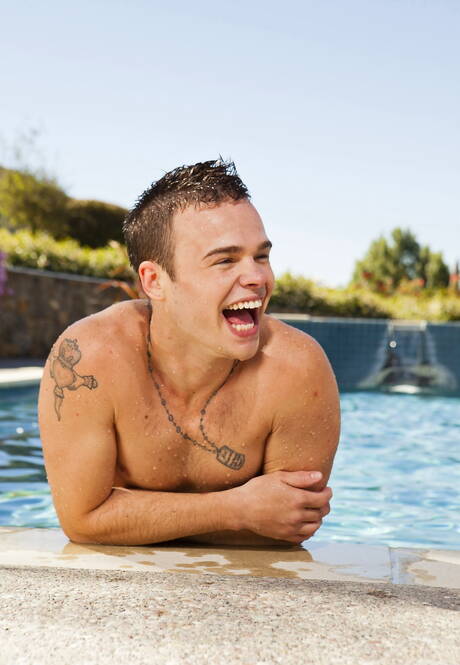 Gorący amerykańscy faceci, młody facet Joey Hard i gorący młodzieniec Jake Farren ssący i ruchający się nawzajem przy basenie