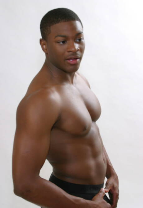 黒人ボディビルダーのリカルドが裸になってセクシーなお尻を披露