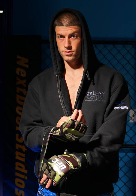 Amerikaanse husky-man Brec Boyd poseert naakt en laat zijn hete kont zien