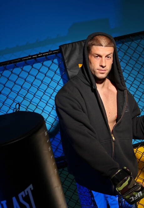 Amerikaanse husky-man Brec Boyd poseert naakt en laat zijn hete kont zien