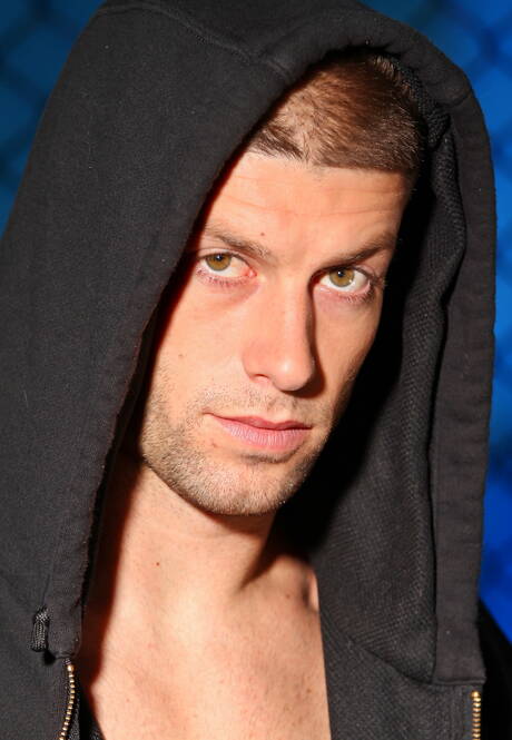 Amerikaanse husky-man Brec Boyd poseert naakt en laat zijn hete kont zien