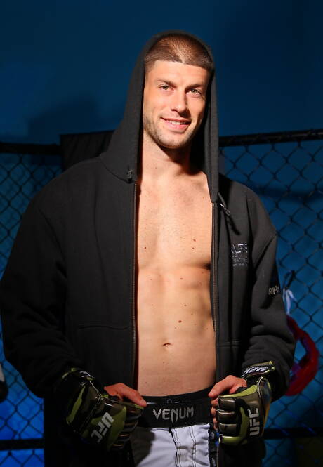 Amerikaanse husky-man Brec Boyd poseert naakt en laat zijn hete kont zien