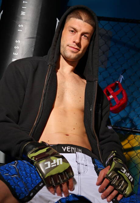 Amerikaanse husky-man Brec Boyd poseert naakt en laat zijn hete kont zien