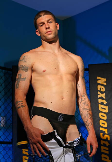 Amerikaanse husky-man Brec Boyd poseert naakt en laat zijn hete kont zien