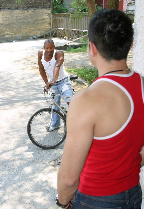 Il muscoloso Kamrun e il ben costruito Nicholas A stuzzicano il cazzo all