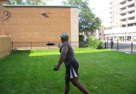 Marc Williams, un homme noir et musclé, et le superbe étalon Dshawn dans une scène de fellation en extérieur