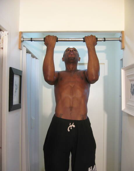 Marc Williams, un homme noir et musclé, et le superbe étalon Dshawn dans une scène de fellation en extérieur