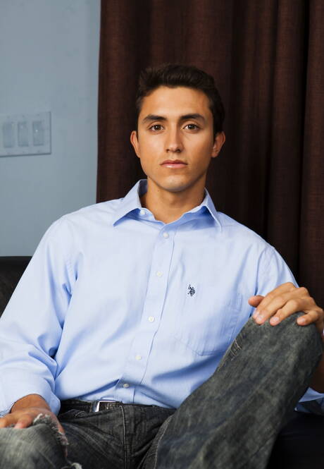 Der starke Latino-Bulle Jacob Valdez zeigt unter der Dusche einen starken Körper