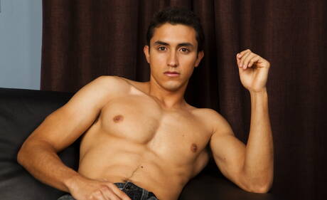 Der starke Latino-Bulle Jacob Valdez zeigt unter der Dusche einen starken Körper