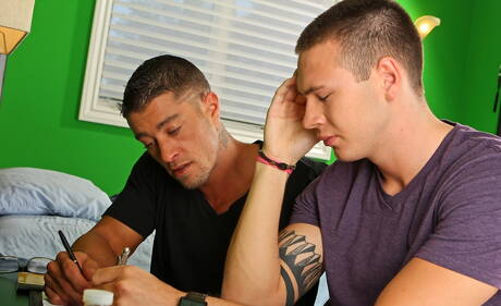 Amerykańskie gwiazdy superstudent Cody Cummings i superstudent Jay Cloud w scenie ssania kutasa