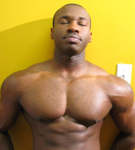 El hombre fuerte de ébano Marc Williams y el chico guapo Escorpio tienen sexo caliente