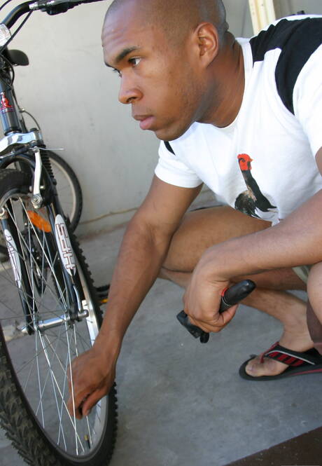 Schwarzer starker Bulle Youngblood hat ein Vergnügen