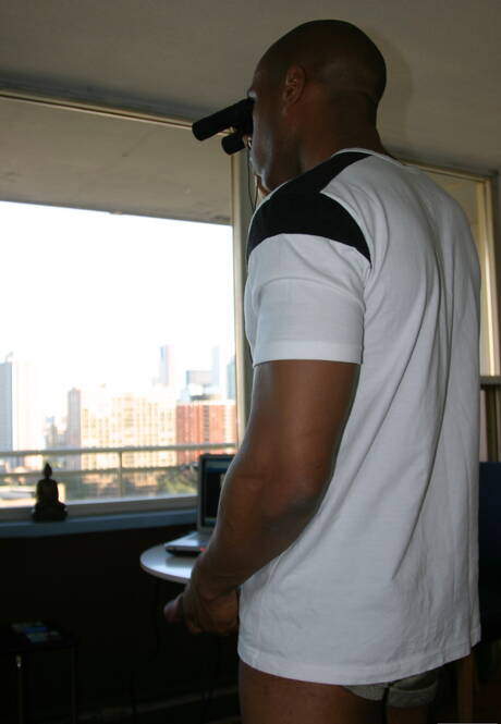 Schwarzer starker Bulle Youngblood hat ein Vergnügen