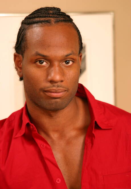 O touro preto Tone mostra um corpo musculoso