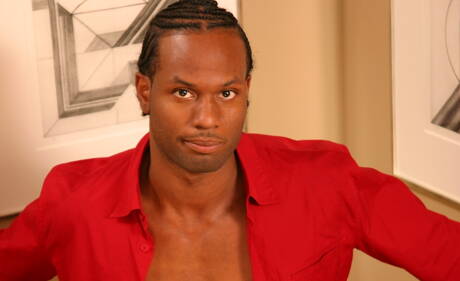 O touro preto Tone mostra um corpo musculoso