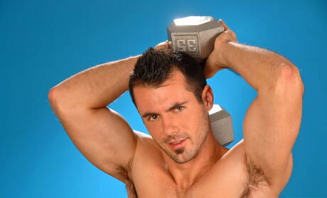 肌肉發達的布洛克庫柏脫光衣服，露出緊實的臀部