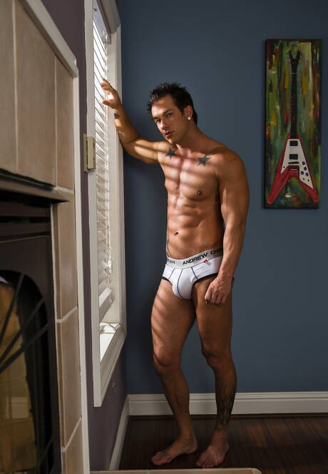 Amerykański muskularny Rod Daily pozuje nago i pokazuje jędrne pośladki