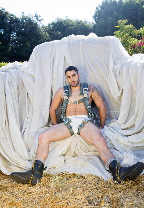 El musculoso americano Samuel Otoole se masturba al aire libre