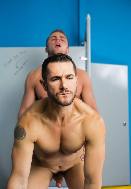 アメリカのスーパースタッドキャンベルスティーブンスとイギリスの毛深いスタッドディーンモンローは、チンコを吸った後にアナルファックします