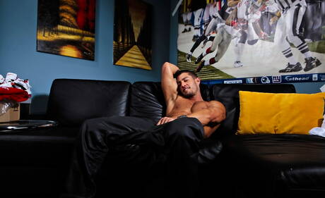 Il duro americano Cody Cummings mostra un corpo muscoloso