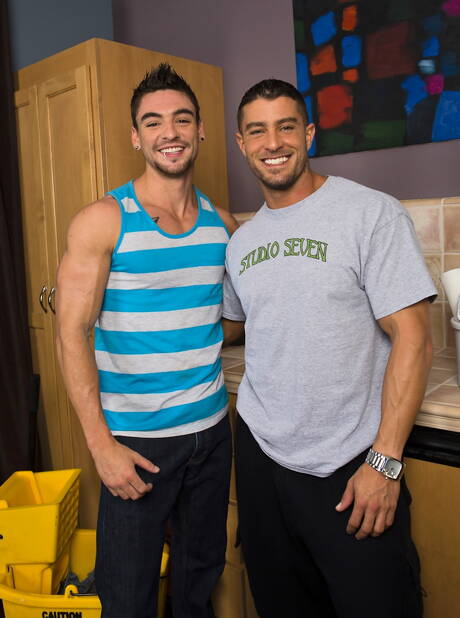 Berühmte Amerikaner, der muskulöse Cody Cummings und der Muskelprotz Johnny Torque in einer Blowjob-Szene in der Küche