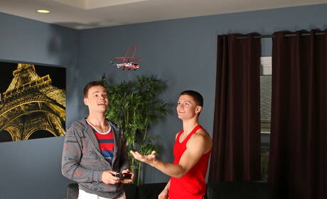 Knappe Amerikaanse twink Joey Hard en jonge jongen Tyler Sweet hebben hete seks