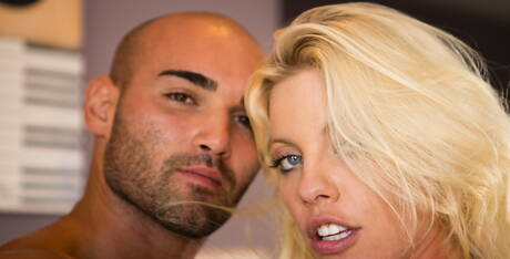 Der kahlköpfige und tätowierte bisexuelle Bobby Bull leckt in der Küche die Muschi und fickt Brittanys Arsch