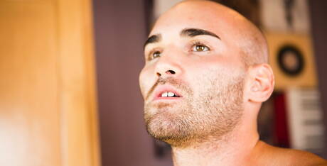 Der kahlköpfige und tätowierte bisexuelle Bobby Bull leckt in der Küche die Muschi und fickt Brittanys Arsch