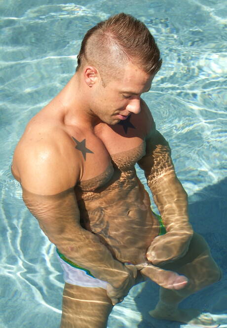 American hunky guy Rod Daily posing naked and showing hot ass in the pool