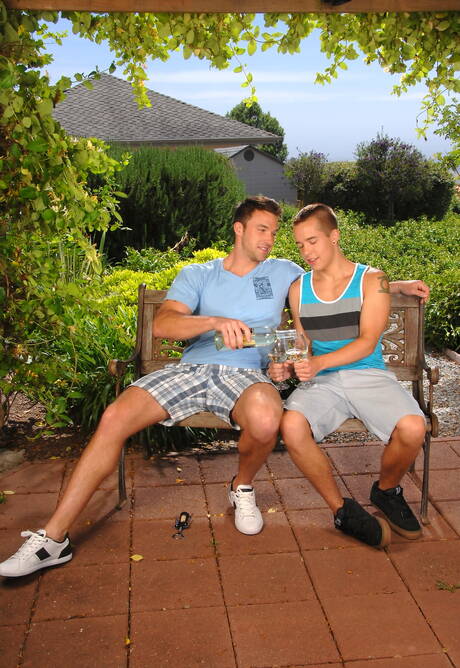 Canadian superstud Trystan Bull and american well-built Nick Reeves in hot ass fuck action outside