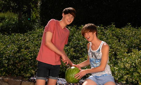 著名美國人，性感小鮮肉 Elijah White 和 Cody Cachet 在戶外進行肛交