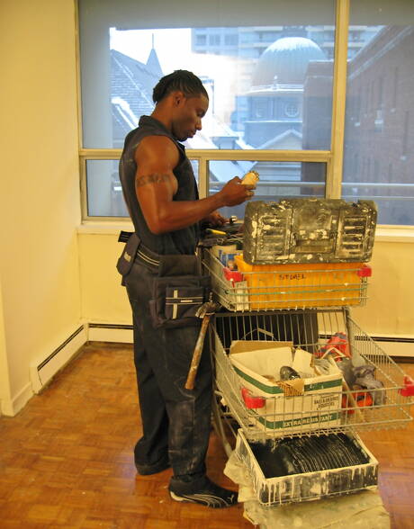 Fisiculturista negro Sexxx Toy provocando seu pau