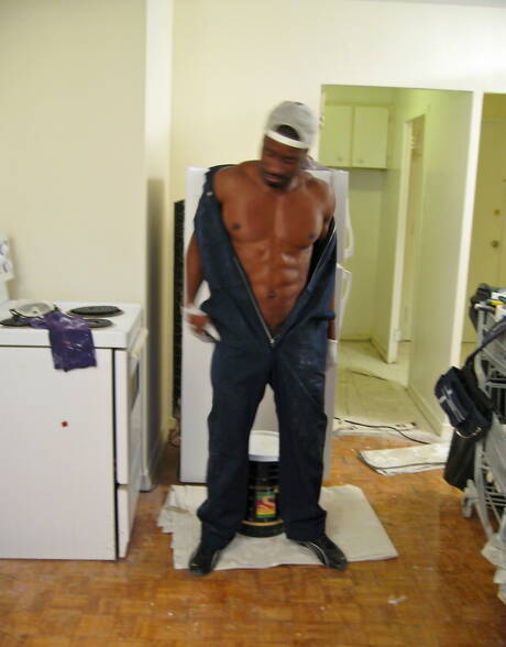 Fisiculturista negro Sexxx Toy provocando seu pau