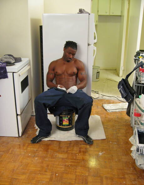 Fisiculturista negro Sexxx Toy provocando seu pau