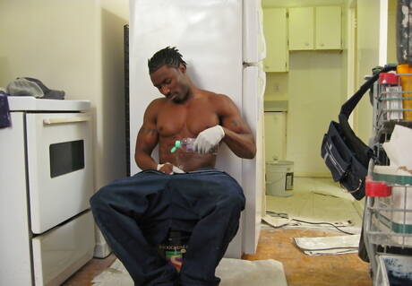 Fisiculturista negro Sexxx Toy provocando seu pau