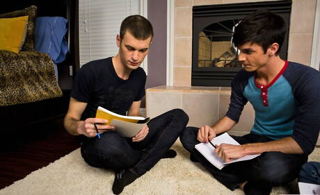 Schaamteloze gasten Sebastian Conally, Christian Collins en Luke Allen zuigen en neuken elkaar