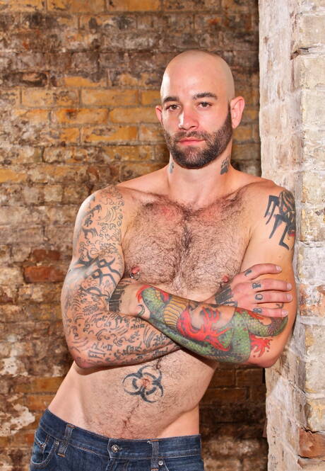 Der kanadische Gay-Bär Sam Swift und der schwarze, kräftige Race Cooper haben eine interrassische Liebe