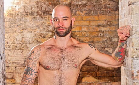 Der kanadische Gay-Bär Sam Swift und der schwarze, kräftige Race Cooper haben eine interrassische Liebe