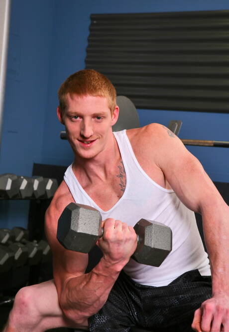 ボディビルダーのマックス・スラストがチンポをしゃぶる