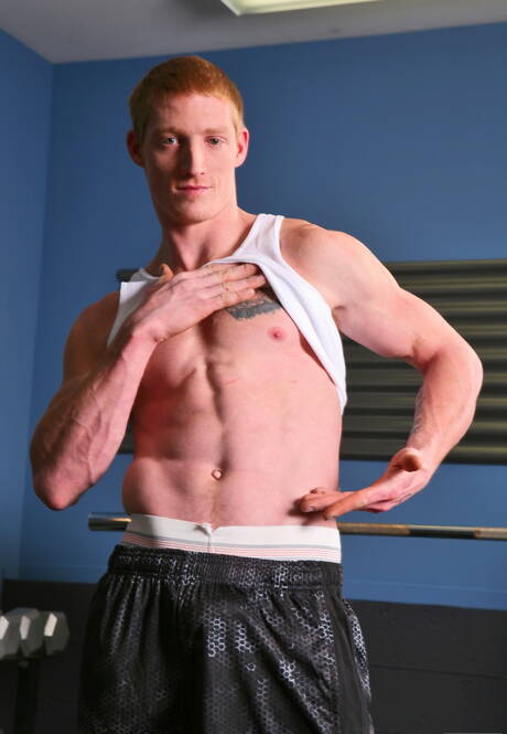 ボディビルダーのマックス・スラストがチンポをしゃぶる