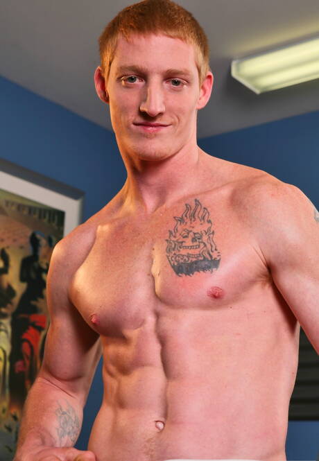 Bodybuilder Max Thrust jack off his cock