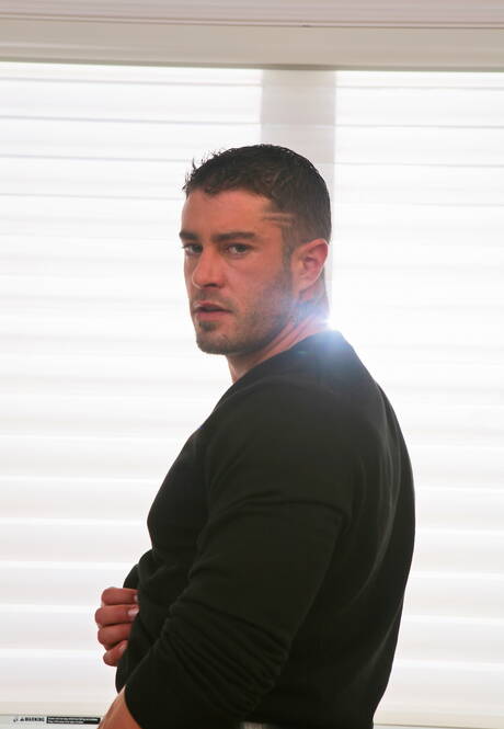 Der amerikanische Muskelprotz Cody Cummings posiert nackt und zeigt seinen Hintern